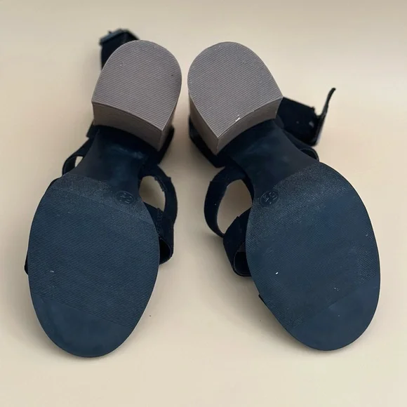 Universal Thread Etta Buckle Ankle Block Heel Sandal Black Size: 5.5 - Picture 3 of 5